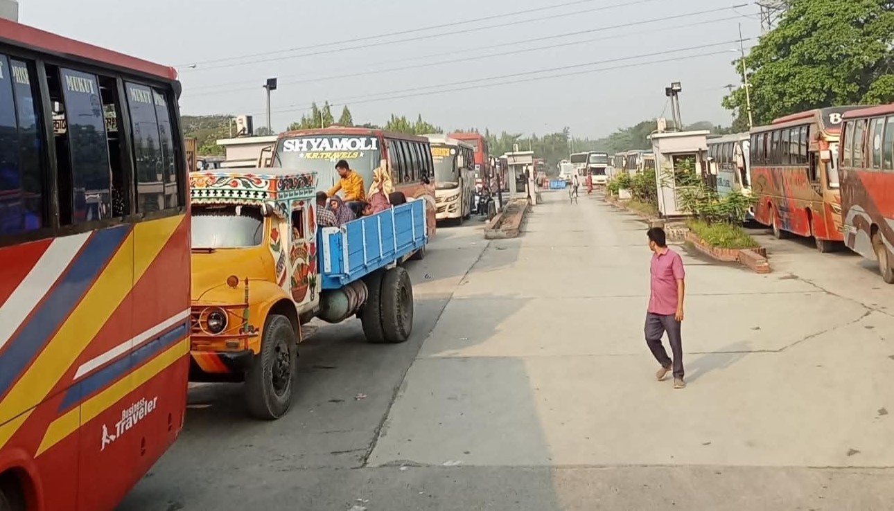 উত্তর ও দক্ষিণাঞ্চল থেকে ঢাকাগামী ট্রেনে জীবনের ঝুঁকি নিয়ে ছাদে যাচ্ছেন যাত্রীরা